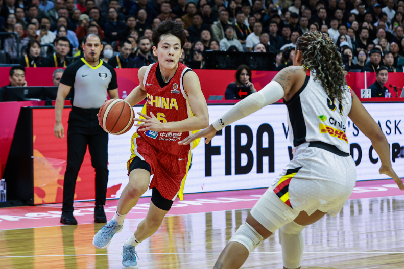 开云平台-女篮队长杨舒予10中3：仅7+3+4+2+1 下半场4中0遭冻结